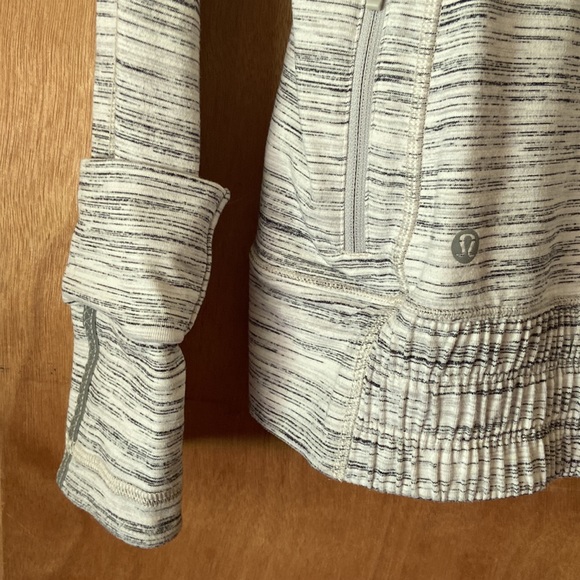 Lululemon White Stripe Think fast Hoodie. Stretchy, soft fabric Size 8 - Picture 4 of 5